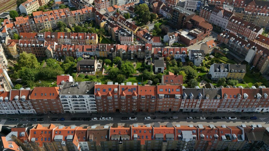 Elektriker udfører el-arbejde i boligforeninger i København